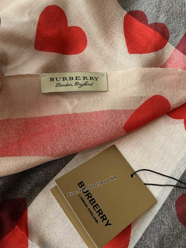 BURBERRY專櫃新款巴寶莉心型圖案羊絨圍巾 mmyj1631